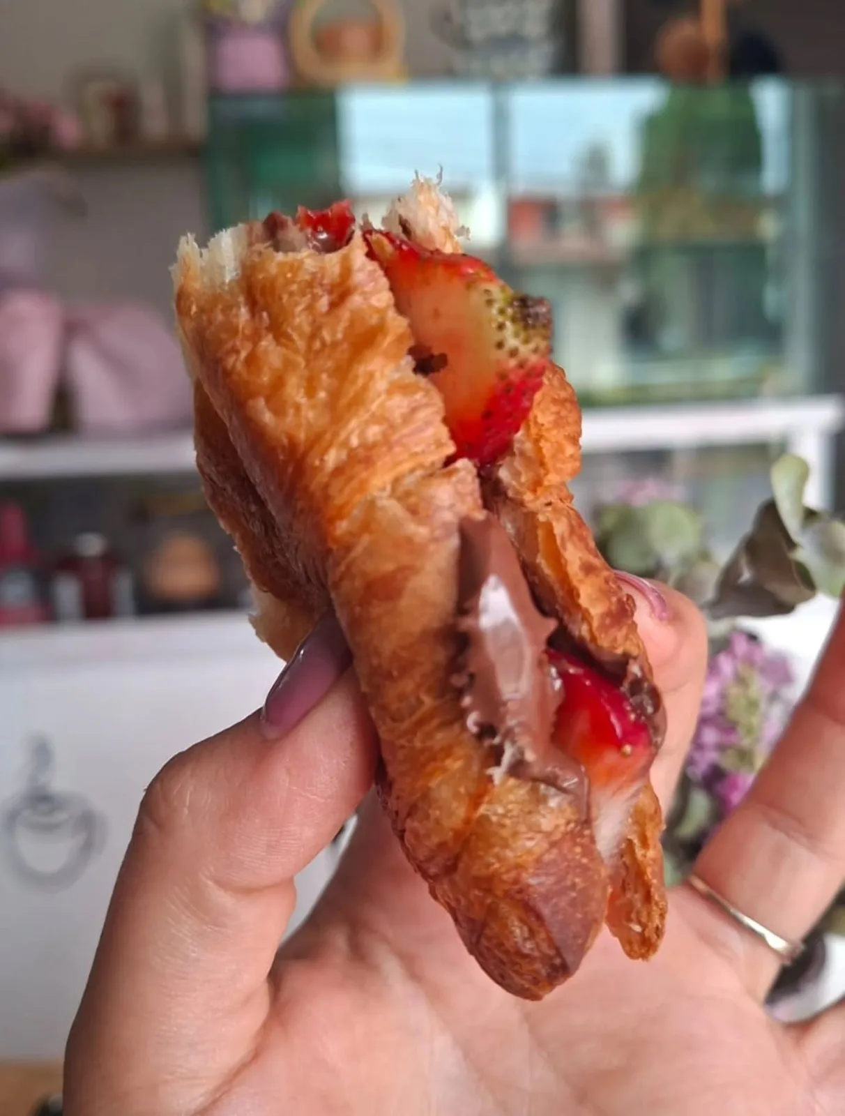 Croissant relleno recién hecho